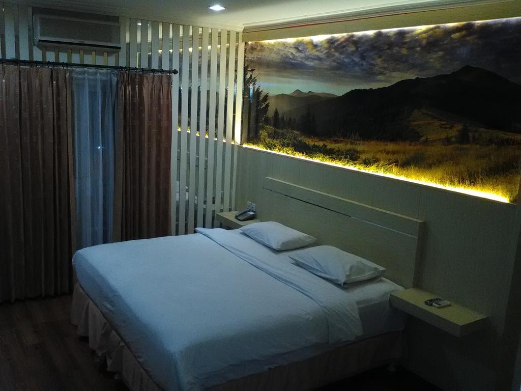 Hotel Victoria River View Banjarmasin  Exterior photo